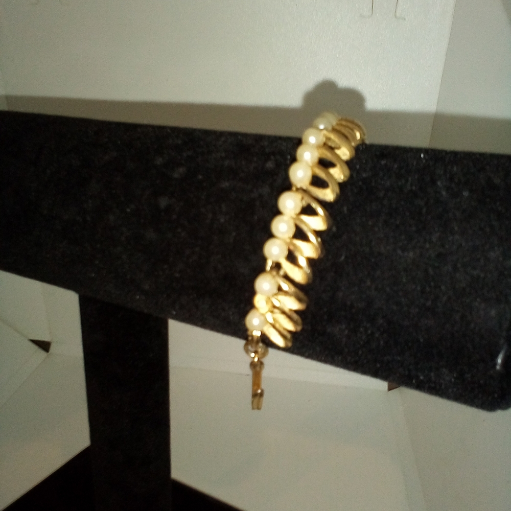 Small gold and pearl bracelet